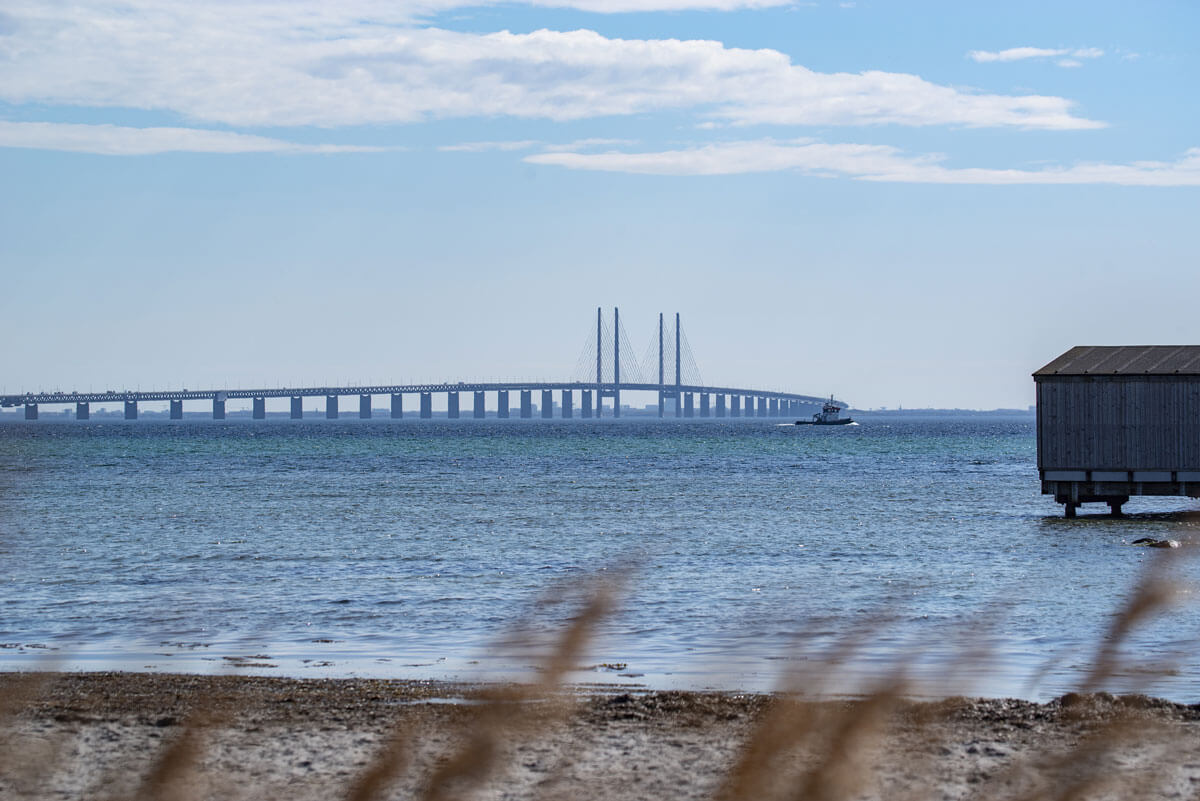 Vom Strand aus sieht man in der Ferne die Öresundbrücke.