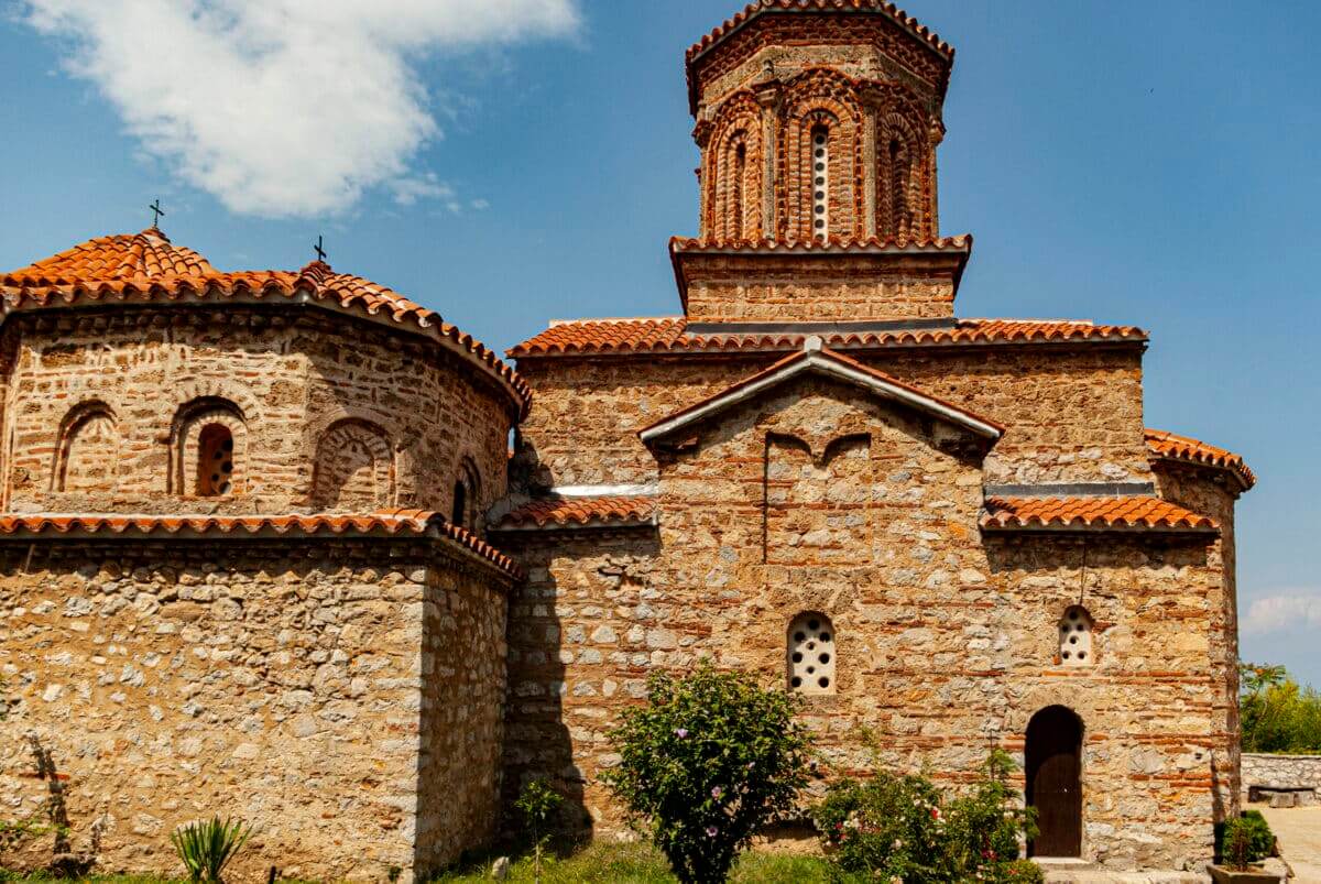 Kloster Sveti Naum mit Natursteinen gemauerte Fassade und Ziegelstein gedeckten Dächern.