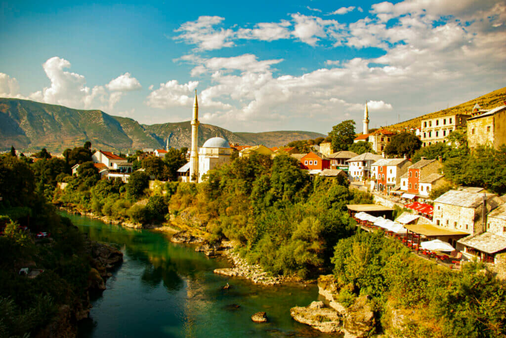 Blick von der Stari Most Brücke in Mostar über den Neretva mit Blick auf die Koski Mehmed Pasha Mosque, Richtung Norden.