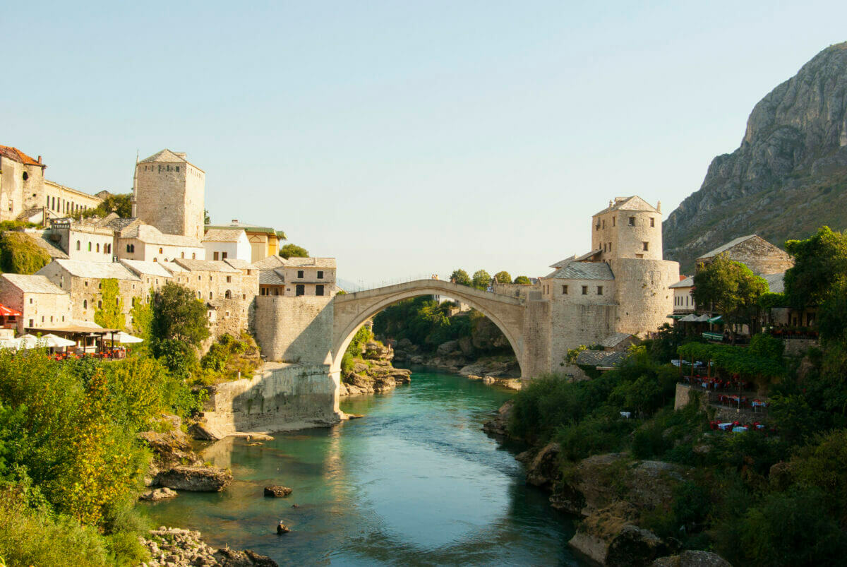 Die Alte Brücke in Mostar mit der darunter fliessenden Neretva. Der Blick Richtung Süden.