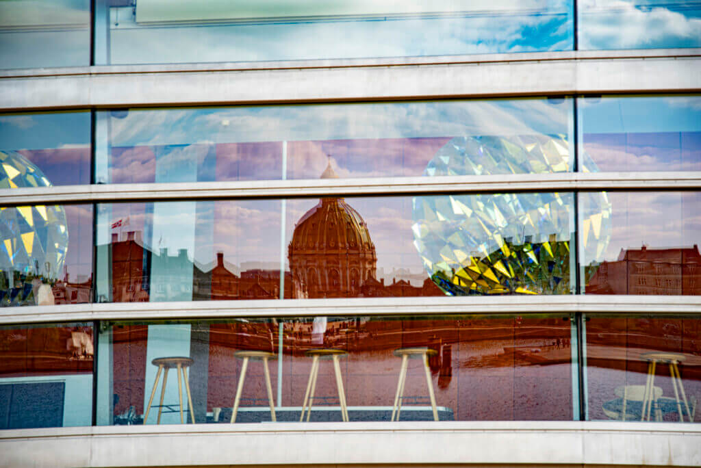 Das Spiegelbild der Frederiks Kirke in Kopenhagen reflektiert an der Glasfassade der Königlichen Oper Dänemarks