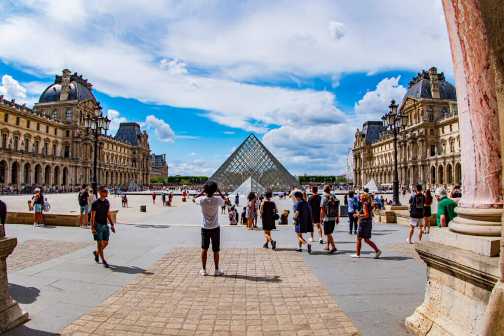 Der Innhof des Louvre mit Blick auf die gläserne Pyramide. Im Hintergrund der Carrousel Garden.