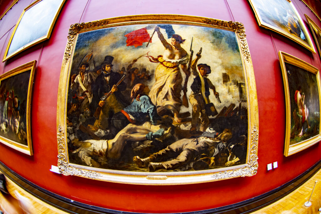 Die Freiheit führt das Volk (französisch La Liberté guidant le peuple) ist ein Gemälde des französischen Malers Eugène Delacroix, welches neben zahlreichen anderen Gemälden an einer roten Wand hängt.