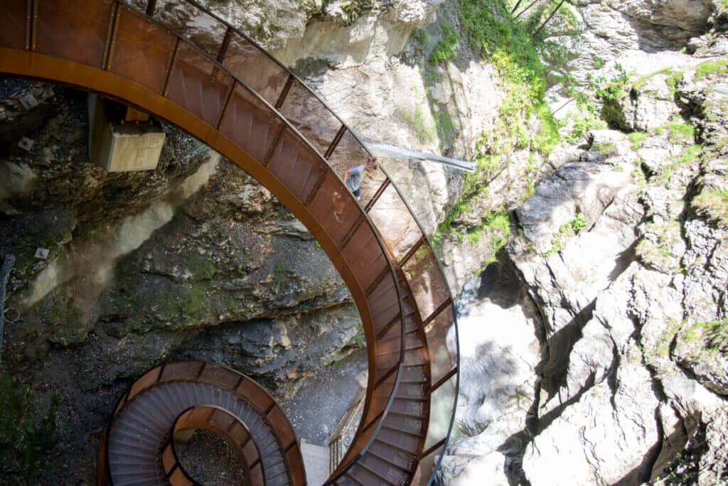 Foto mit der Wendeltreppe zwischen den Felsen in der Liechtensteinklamm vom oberen Teil nach unten fotografiert.