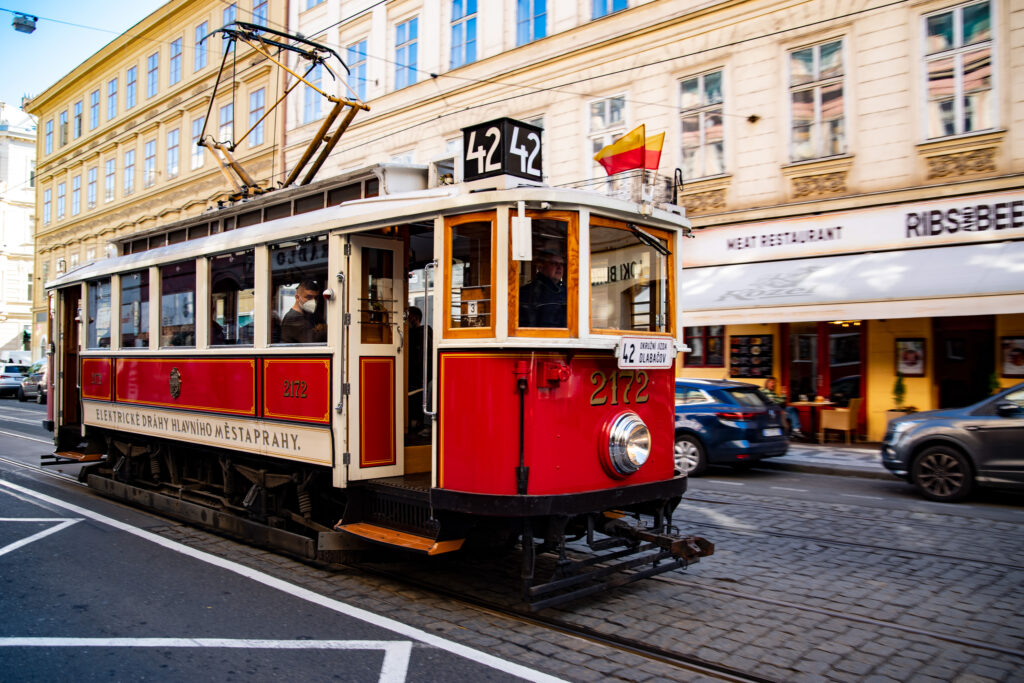 Die historische Straßenbahn Nummer 42 fährt in der Prager Altstadt vorbei.