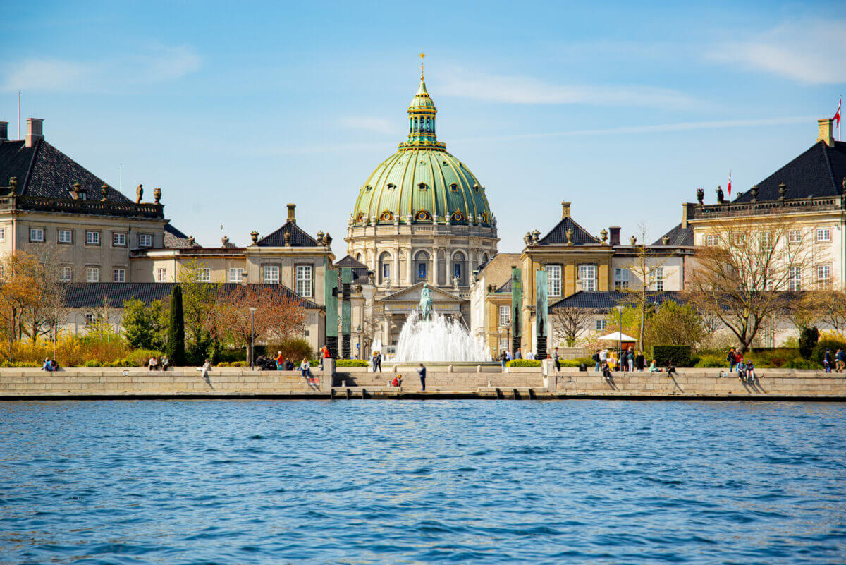 Die Frederiks Kirke in Kopenhagen vom Wasser aus durch die Gärten des Schlosses Amalienborg fotografiert.