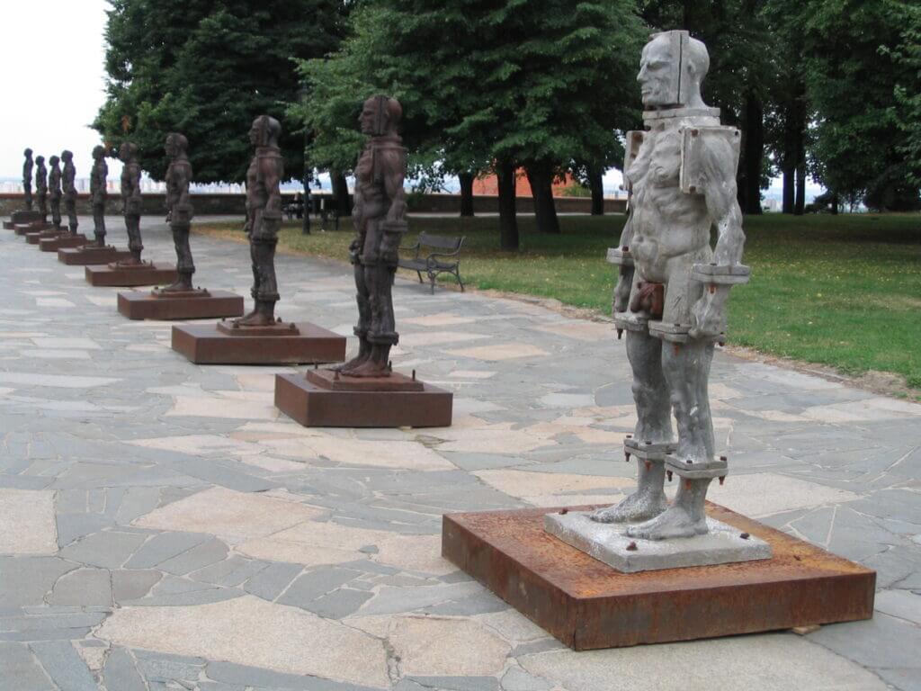 Gusseiserne Skulpturen stehen im Park der Burg von Bratislava.