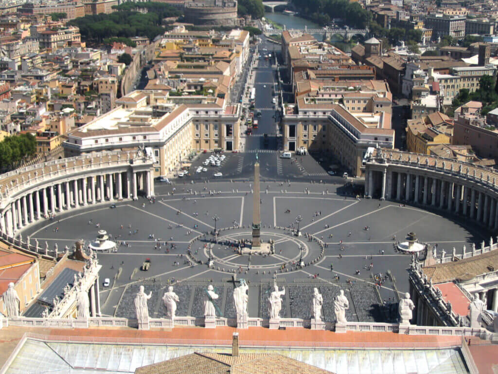 Vom Dach des Petersdoms kann man den gesamten Petersplatz sehen, an dessen Ende sich die Via della Conciliazione anschliesst, welche leicht bergab zum Tiber führt.