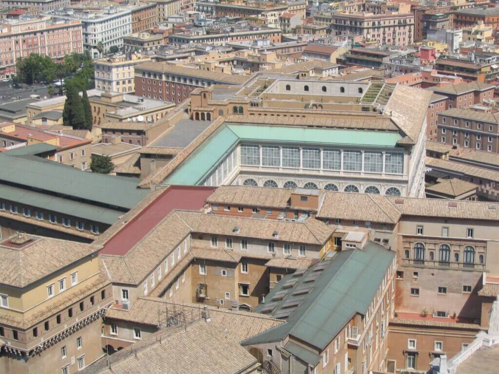 Blick vom Dach des Petersdoms über die Dächer des Vatikan. In der Mitte des Bildes steht die Cappella Niccolina (Nikolauskapelle).
