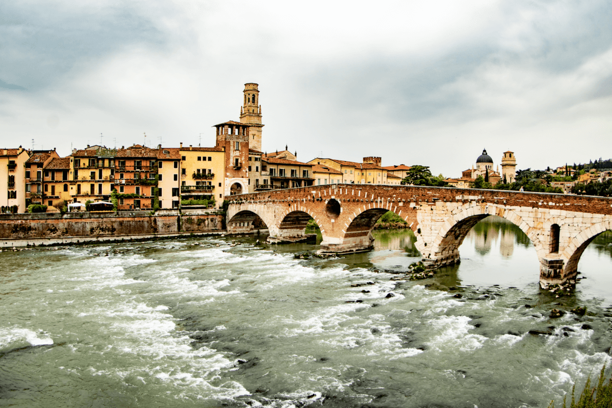 Die Ponte Pietra ist eine sehr alte Brücke in Verona die über die Etsch in die Altstadt führt.