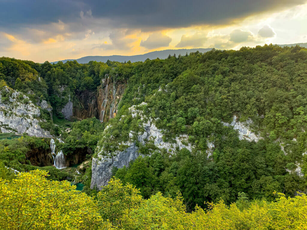 Blick vom gegenüberliegenden Rand der Schlucht hinüber zum Großen Wasserfall der Plitvica Seen. Die Schlucht wirkt von oben betrachtet beindruckend.