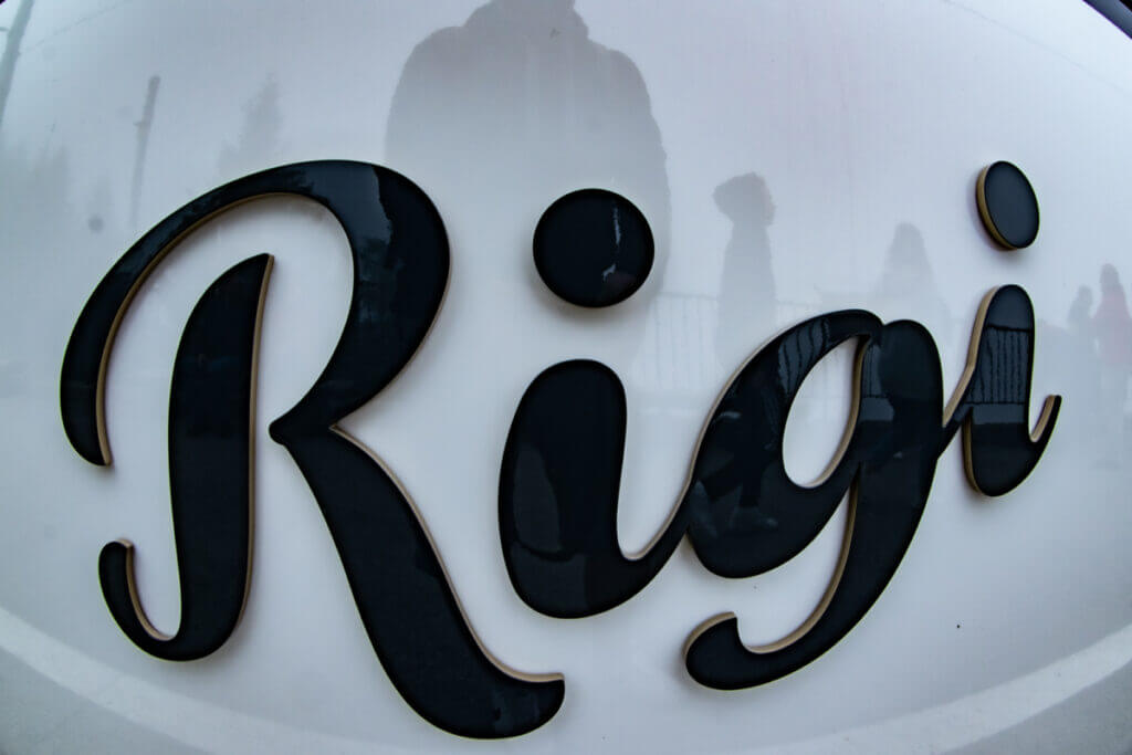 Die Rigi Kulm ist ein eingtragenes Markenzeichen mit Wort-Bild-Marke. Der Schrifftzug steht schwarz auf weißem Grund auf den Waggons der Zahnradbahn.