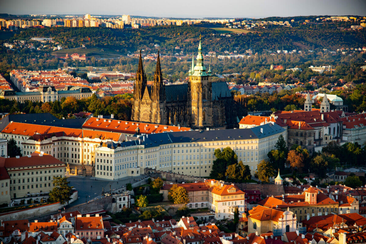 Zu sehen ist die Prager Burg vom Aussichtsturm Petřín fotografiert. Dieser liegt ein paar Meter höher als die Festungsanlage.