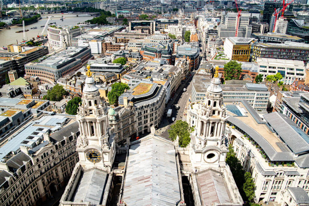 Vom Dach der Saint Pauls Cathedral kann man die beiden Türme der Kathedrale sehen die sich am Westende des Gebäudes befinden.