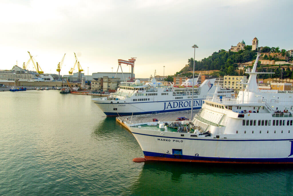 Der Hafen von Ancona vom Deck einer Fähre mit Blick auf weitere Fähren von der Reederei Jardolinija.