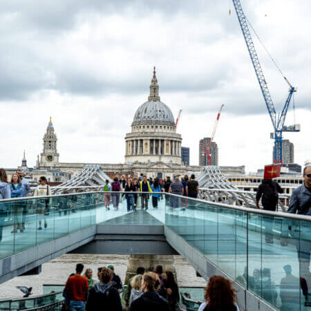 Die St. Paul's Cathedral ist eine der bekanntesten Kirchen Londons und ein architektonisches Meisterwerk. Hier von der Milleniumbrücke aus betrachtet.