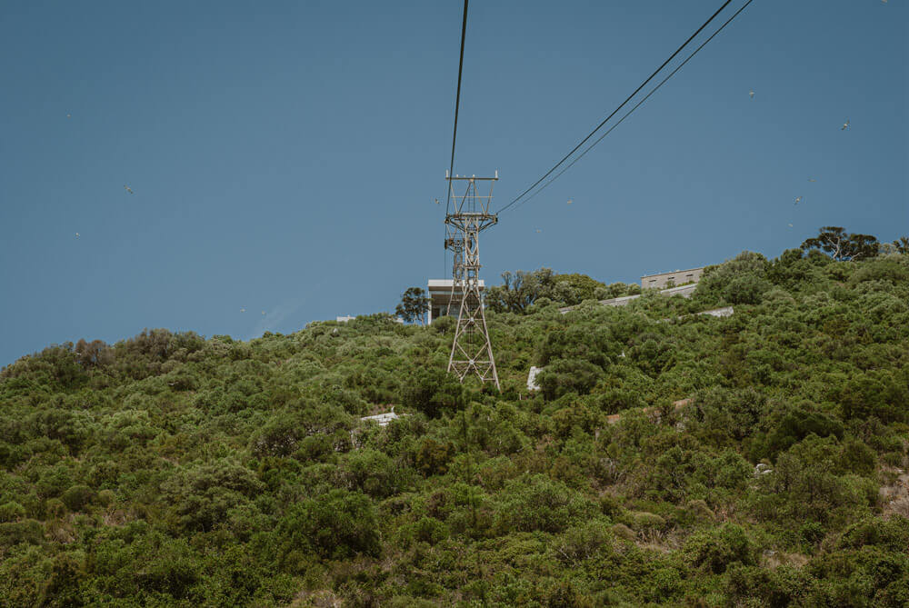 Seilbahn zur Spitze des Felsens von Gibraltar mit Blick auf den mit Bäumen bewachsenen Hang