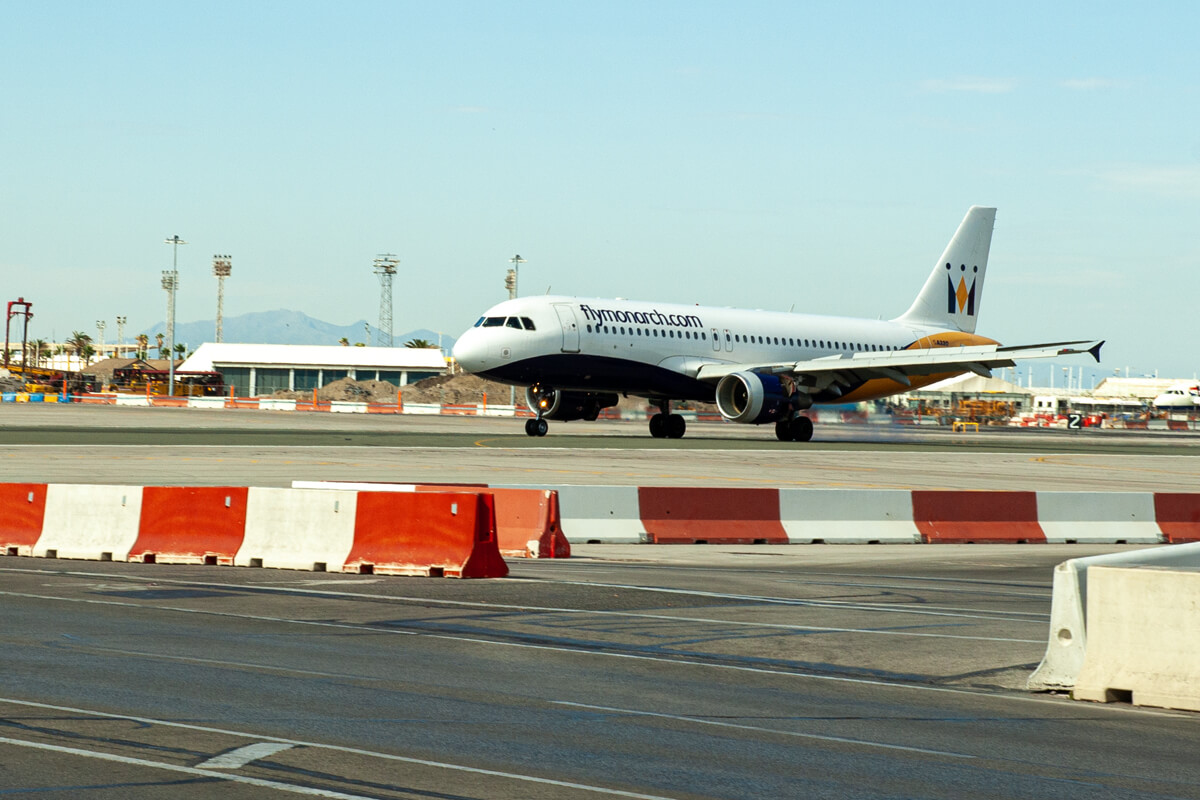 Auf dem Bild ist ein Flugzeug der der flymonarch.com Fluggesellschaft bei der Landung auf dem Flugfeld in Gibraltar zu sehen.