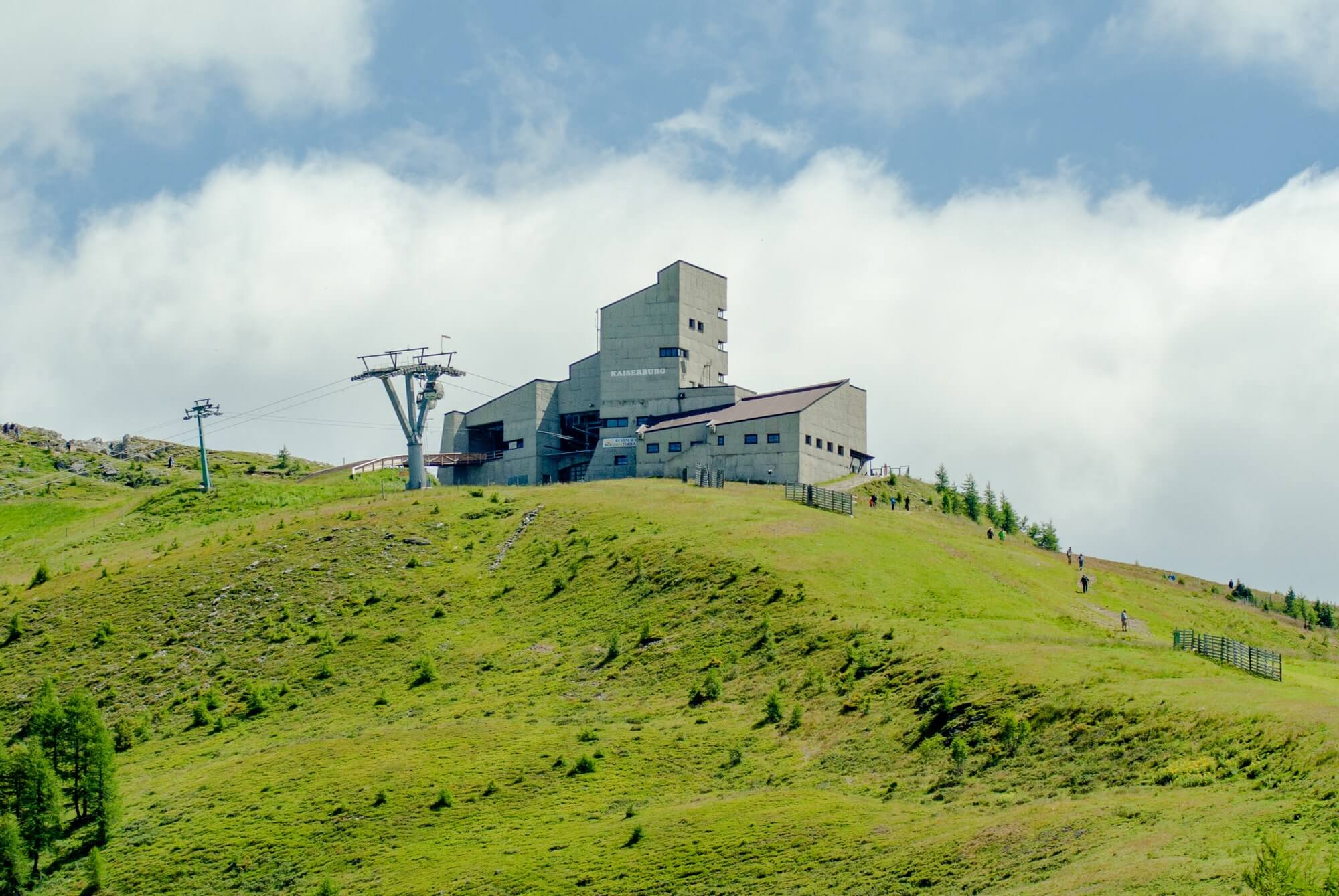 Auf dem Gipfel eines Berges thront die Bergstation der Seilbahn - die Kaiserburg