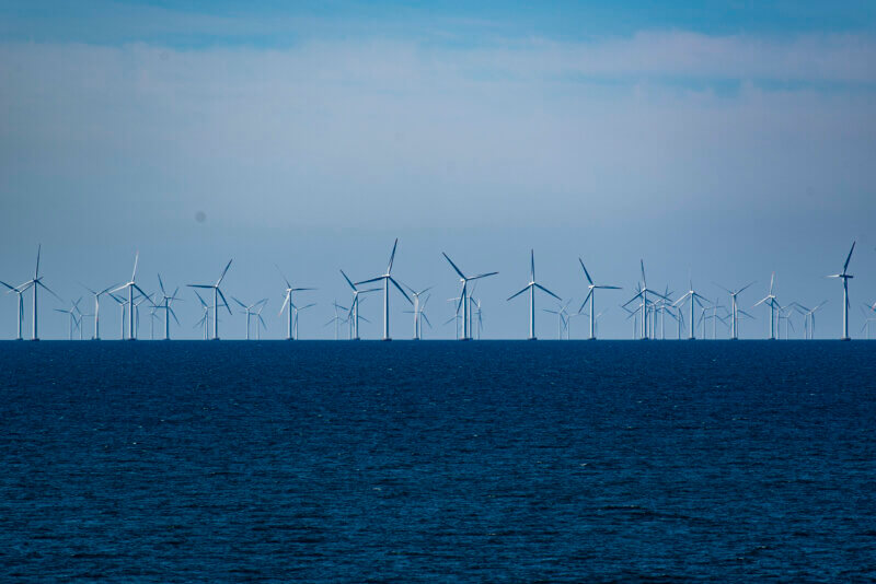 Rødsand 2 Offshore Wind Farm in der Ostsee vor Gedser. Hier ist die Ostsee zu sehen mit in weiterer Entfernung stehenden Windgeneratoren.