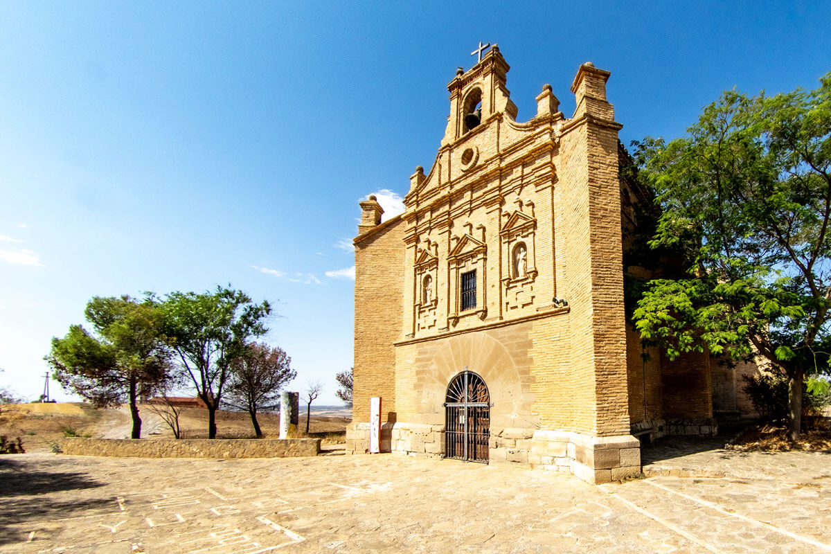 Die "Ermita de la Virgen del Yugo" ist eine Kapelle mit Ziegelsteinen erbaut, die der Jungfrau von Yugo gewidmet ist. Sue steht auf einem Hügel und ist von einzelenen Bäumen umrandet.