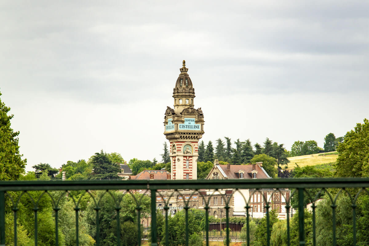 Ein viereckiger Turm aus der Ferne betrachtet in Epernay.