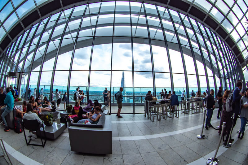 Im Sky Garden befindet sich ein Restaurant mit einer riesigen Glasfassade, durch die man auf den Wolkenkratzer Tha Shard schauen kann.