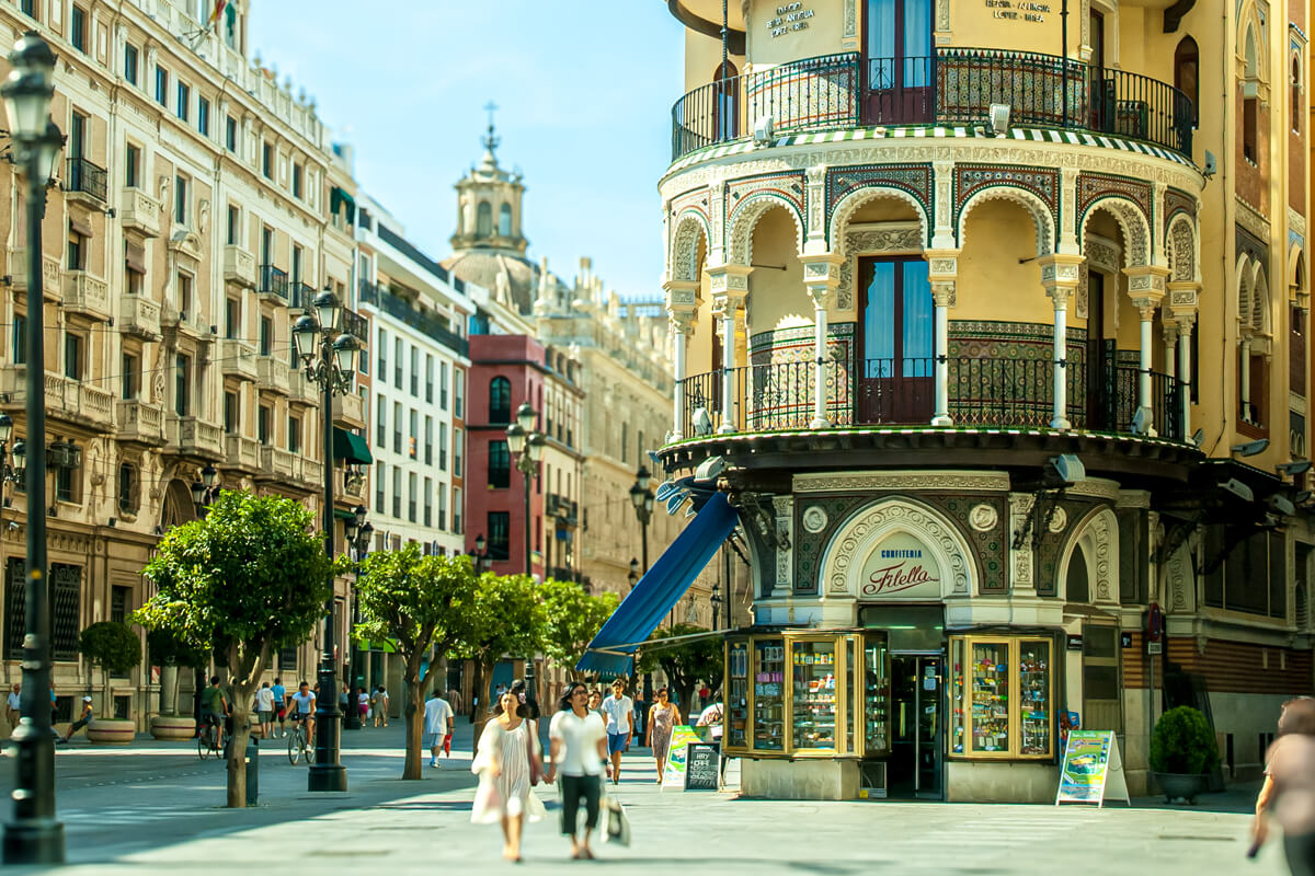 Ein Gebäude halbrund mit Säulen verziert schmückt die Fußgängerzone der Altstadt.