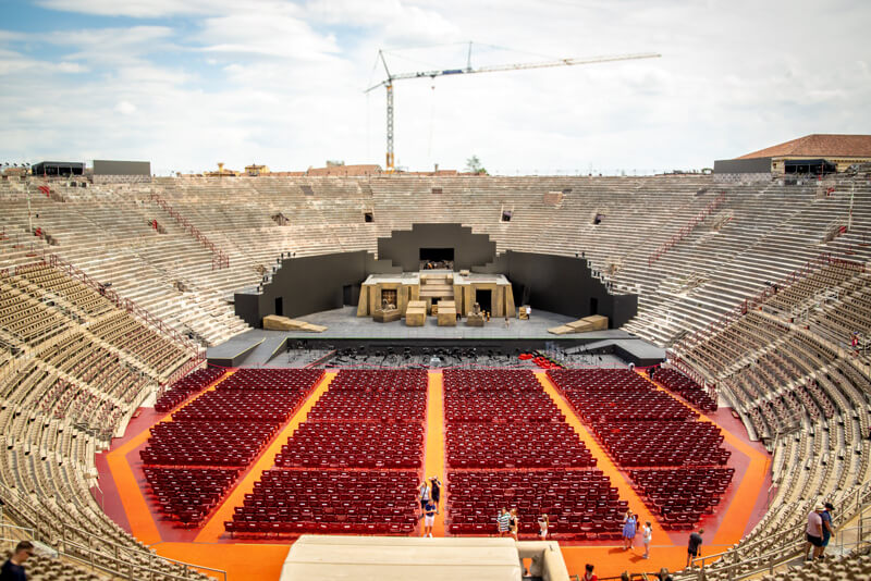 Kolosseum - Die Arena in Verona von innen betrachtet sieht man die vielen in Reihen angeordneten Sitzplätze.