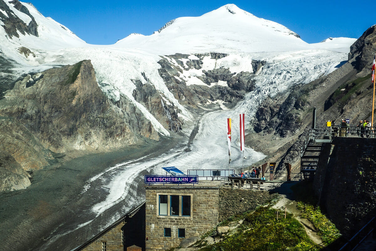 Blick über die Großglockner Gletscherbahn und den dahinter liegenden Pasterzengletscher