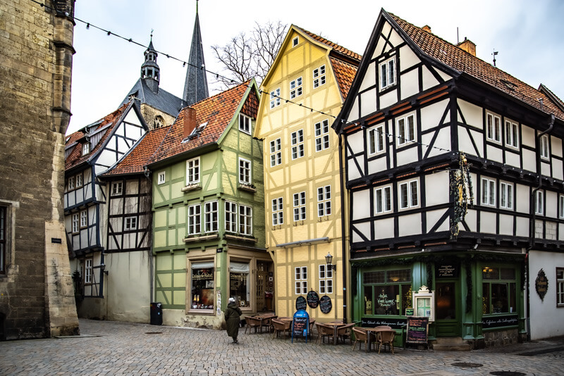 Bunte alte fachwerkhäuser in der Stadt Quedlinburg