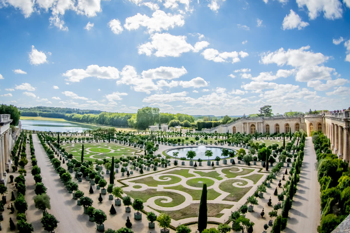 Der Blick vom Schloss auf den prachtvollen Garten mit Springbrunnen und Arkadengängen