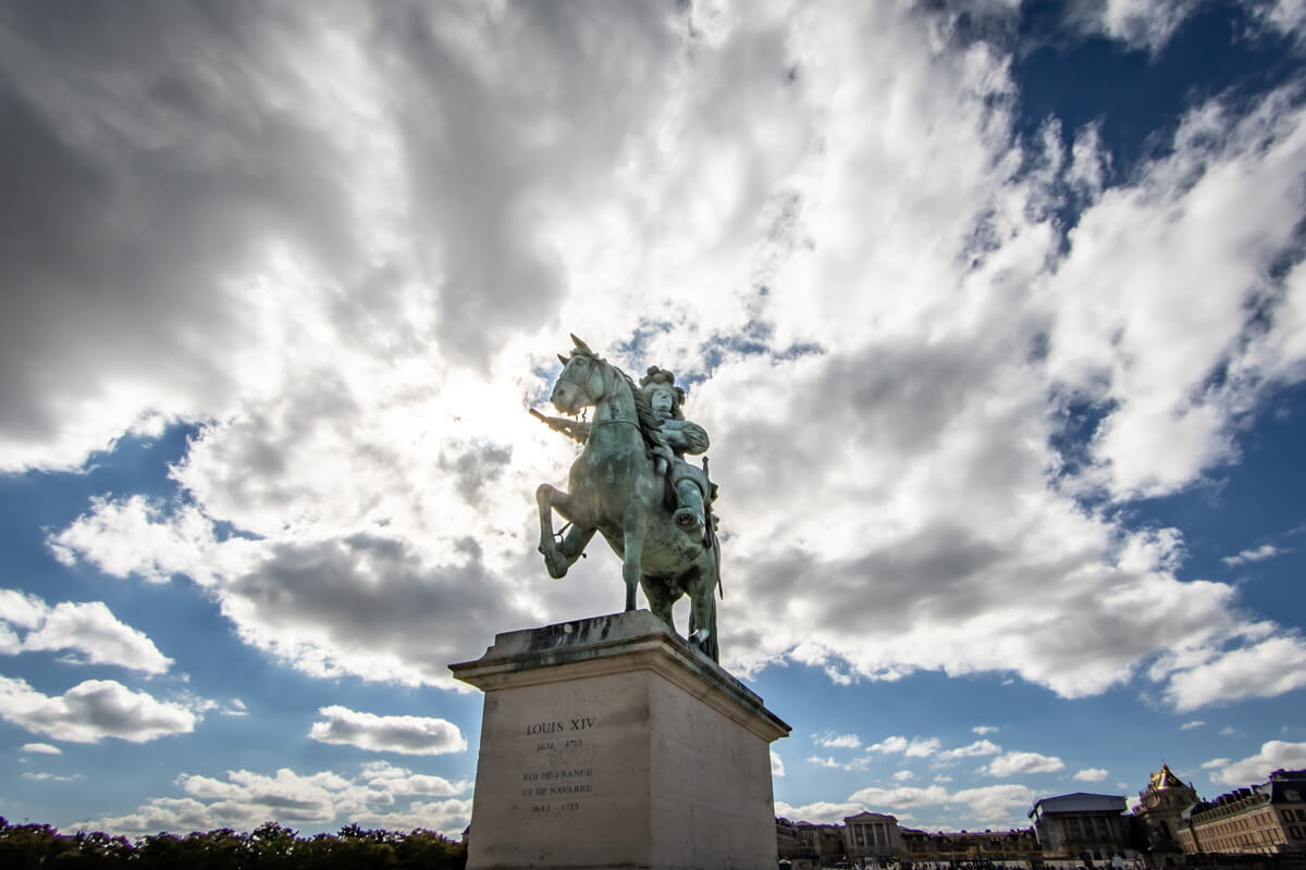 Die Bronzestatue von Ludwig des XIV. der auf einem Pferd reitet. Die Statue hat Grünspan angesetzt.