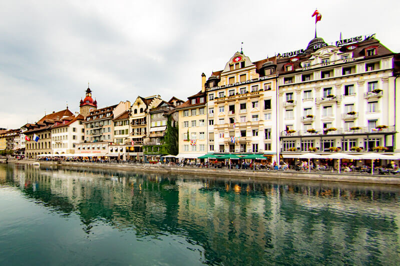 Luzern Uferpromenade von der Kapellbrücke aus gesehen