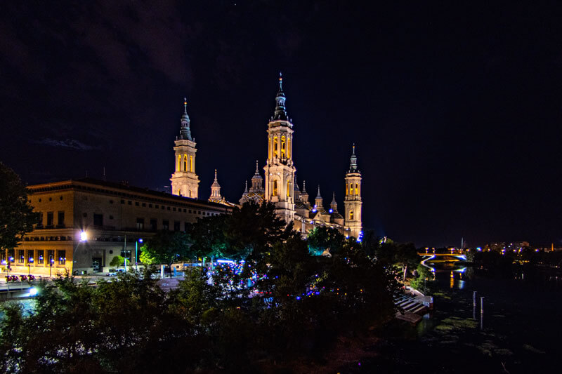 Die Basílica del Pilar bei Nacht vom Ufer des Ebro betrachtet