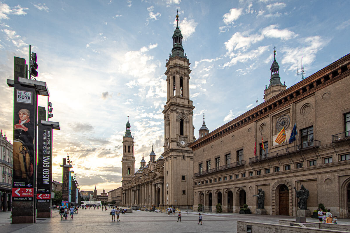 Saragossa und die Basílica del Pilar vom Plaza de Nuestra Señora del Pilar betrachtet mit seinen wunderschönen Türmen