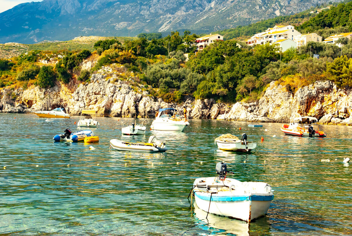 Bucht von Kotor - Boote schwimmen im Wasser