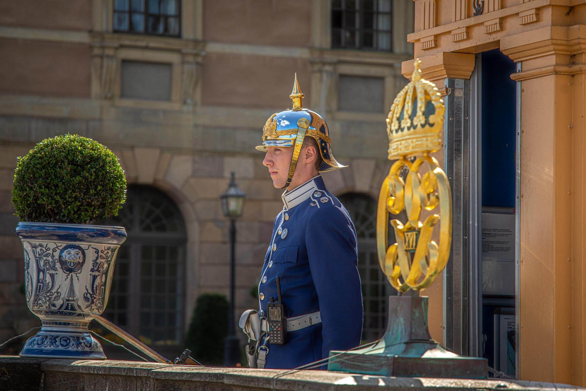 Königlicher Wachsoldat vor dem Eingang zum Schloss in Stockholm.