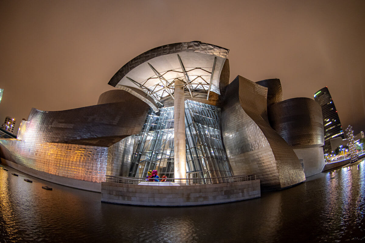 Die futuristische Fassade des Guggenheim-Museum in Bilbao bei Nacht