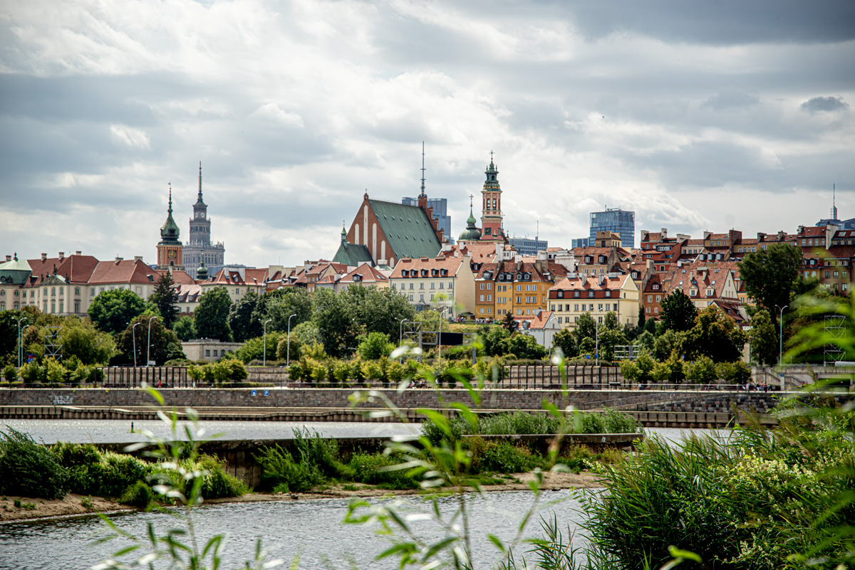 Blick auf die Skyline von Warschau über die Weichsel