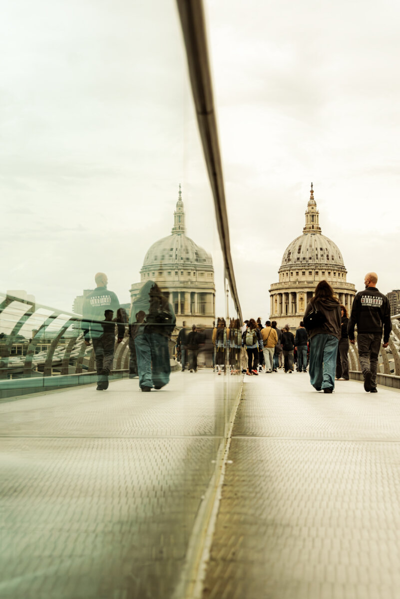 Millennium Bridge über die Themse in London - Fußgängerbrücke