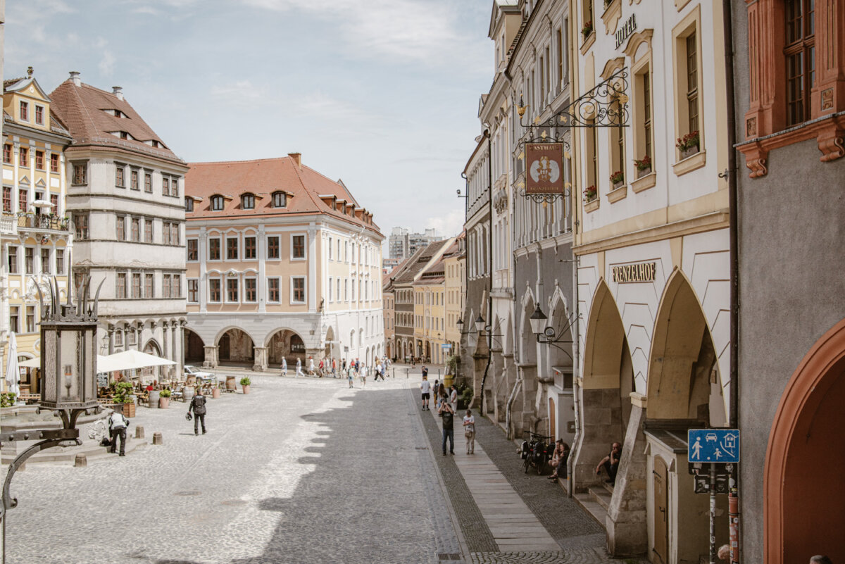 Blick von der Rathaustreppe auf den Untermarkt in Görlitz